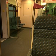 列車内　乗客はそれほど多くない感じ
