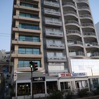 宿泊したのは真ん中の細い建物