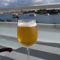 バルコニーで海を見ながらビール