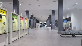 ショッピングセンターを通って空港へ