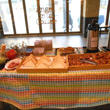 パンは焼き立てが出てきます。