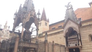 シニョーリ広場近くのスカラ座の廟 