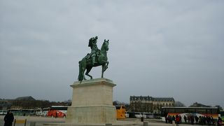 ベルサイユ宮殿の正門前の広場です。