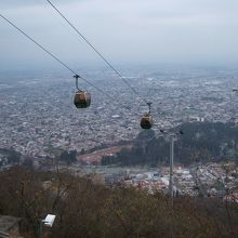 頂上から見たロープウェイと市街地。