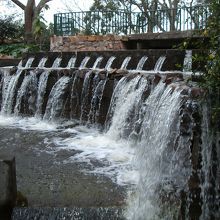 頂上付近にある、「水の流れ」をテーマにした公園・散策路。