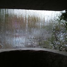 滝を内側から見ると、こんな感じ。