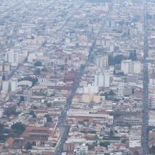 サンベルナルド修道院など植民地時代の建造物も頂上から見える。