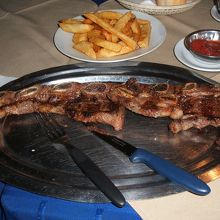 散策の後は特大（アルゼンチン的には並の）ステーキの昼食。