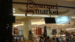 バンコクの中心の大型スーパー