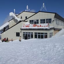 快晴・無風、最高の天気に恵まれた山頂公園駅です。