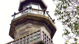 灯台のような不思議な建物です