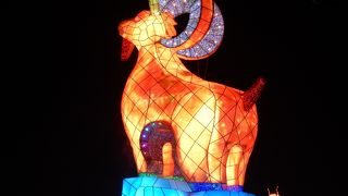 台湾新幹線　台中駅前がメイン会場。色とりどりの光の祭典