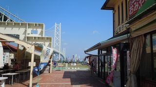 明石大橋を真下から見上げることができます。