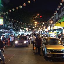通りは人が多い上に車も通るので混雑してます