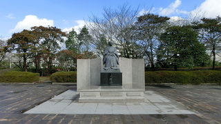 黎明館の敷地にある『天璋院篤姫像』