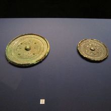 三角縁神獣鏡。神原神社古墳から出土？石室のレプリカもあり。