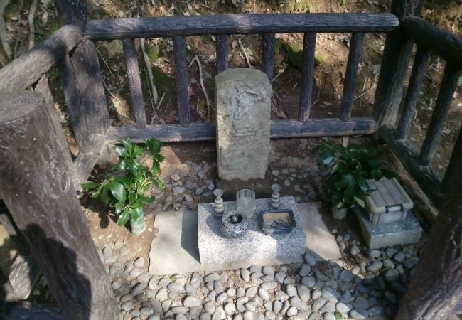 今も生花が供えられています