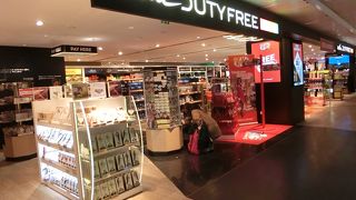 長い行列の入国審査窓口が2つと1つがあるし、途中で増えたり減ったりでどこに並ぶと速いの？