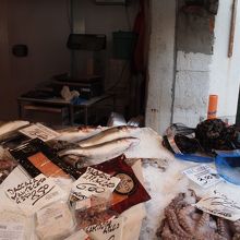 近海物の魚介類が雑然と並べられていました