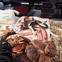 蟹も売られていました。昨日食べたくもが二かな？