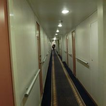 船室の前の通路