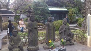 菩薩様が四体並んでる