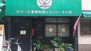 ネパールの街中にありそうな小さくて可愛らしい食堂