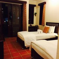 窓はべランドに出る大窓と、デスクの前横にある2つの窓