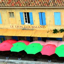 カフェのパラソルもこうやって見下ろすとまたいい感じですね。