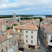 茶褐色の屋根の家並みの向こうはローヌ川です。