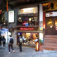 当ホテル２階レストランの入口。写真左端は１階のスイーツ店。