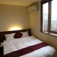 ４階ダブル部屋(ベッド側)