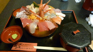 金沢にきたら、海鮮丼が食べたい！