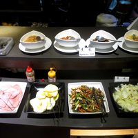 朝食。下段は左からハム、卵焼き、日替りオカズ、キャベツ炒め。