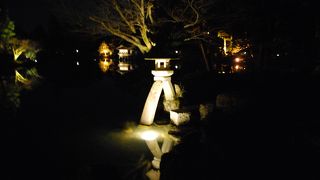 兼六園といえば徽軫灯籠のあるこの池がメイン