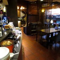 朝食会場の2階レストラン。左手前は白飯のジャーと魯肉飯の具材