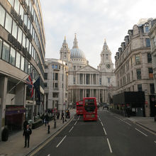 バスの中から見たセント ポール大聖堂 