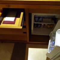 ミニバーなど。このすぐ上に、コンセントのアダプターあり