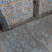 祭壇付近に残るタイル装飾や床の墓碑。