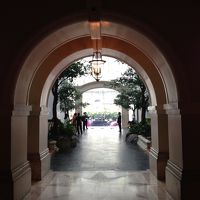 エレベーターホールより玄関を望む