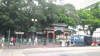 露店あり、調理器具あり、仏具あり。