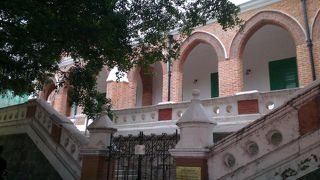 ヴィクトリア様式建築の学校。香港の指定古跡です