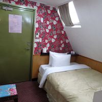 最上階シングル部屋102（ドア側）