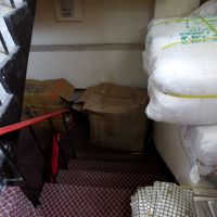 最上階への階段は物置状態