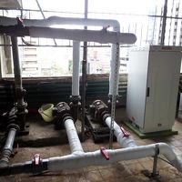 屋上のコンプレッサー