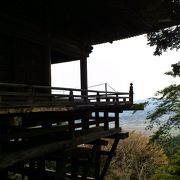 眺望が素晴らしい懸造りの寺院