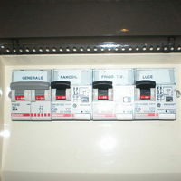 ホテルの廊下にあった電気盤^^;