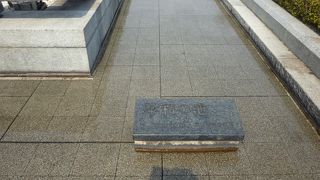 慰霊碑が浮かび上がって見えます