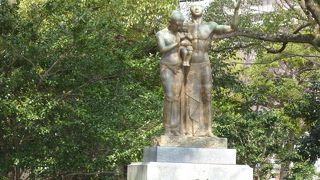 赤ちゃんを抱いた像