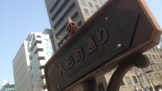 味の名店も然ることながら、風情や雰囲気も味わえる通りです。